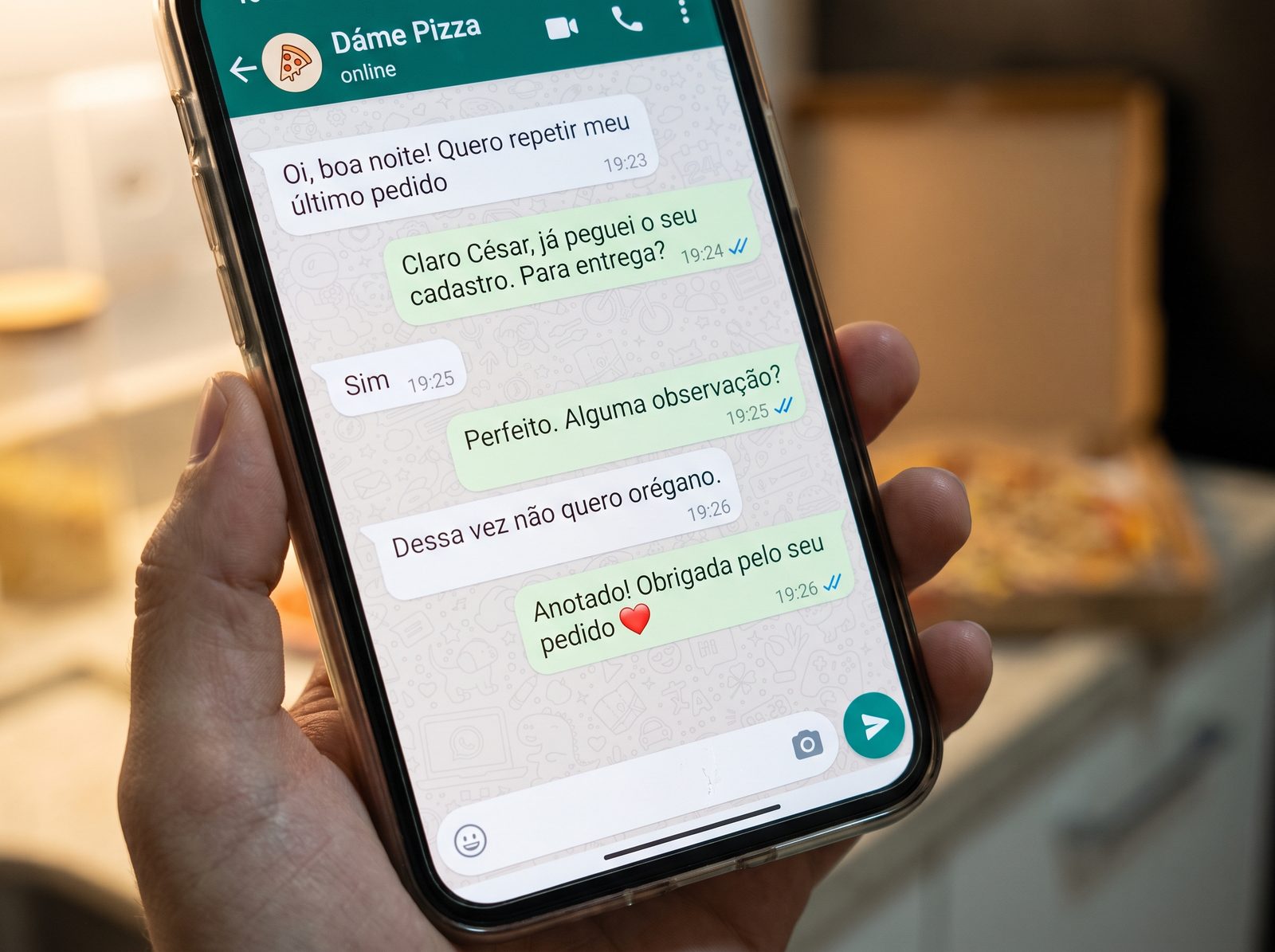 Celular na mao mostrando uma conversa de atendimento no WhatsApp